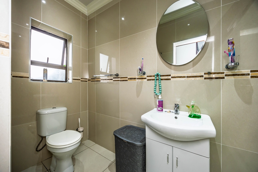 To Let 5 Bedroom Property for Rent in Cove Rock Eastern Cape